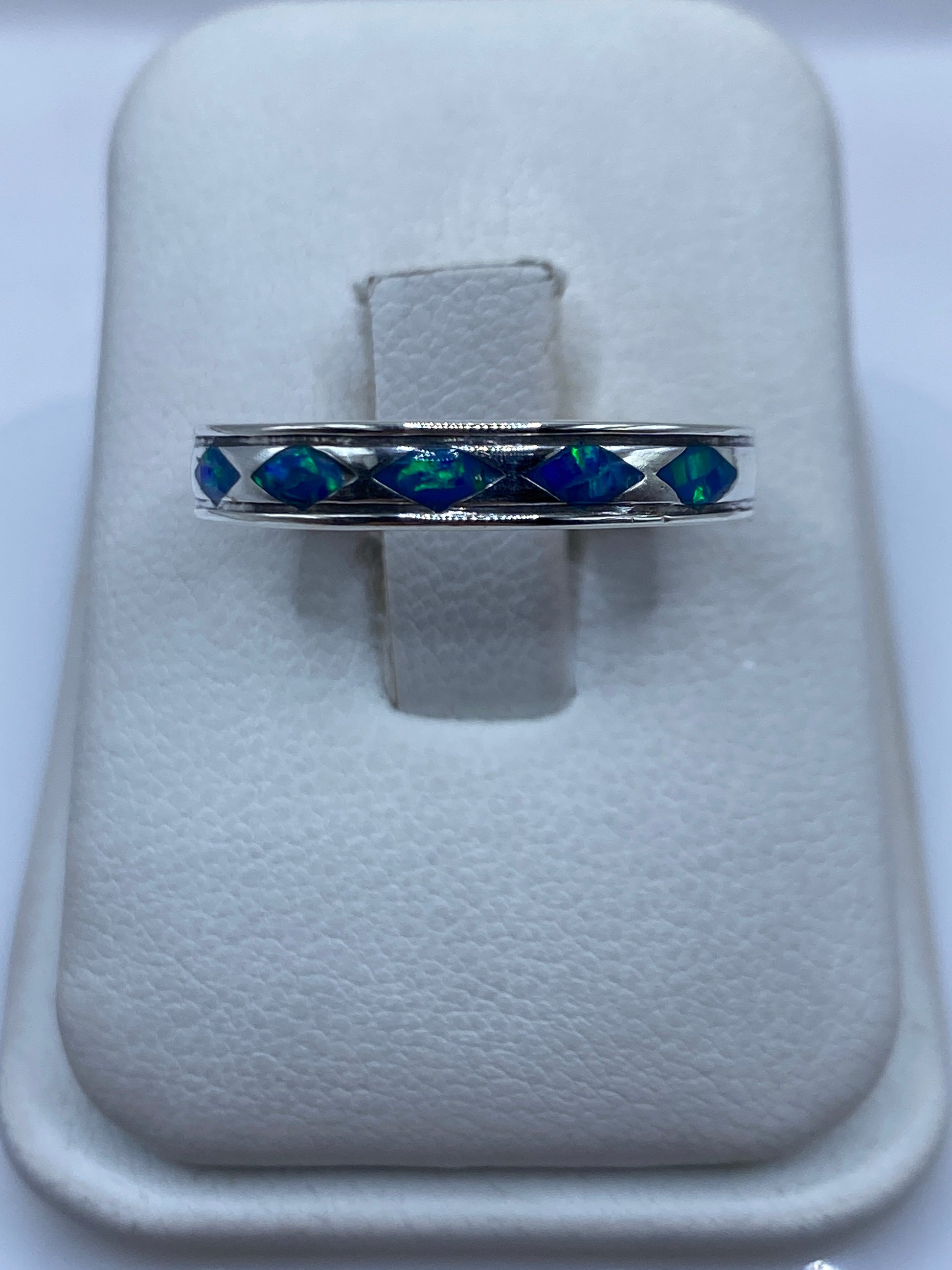 Anillo de plata .950 con ópalo de fuego azul en estuche blanco, vista frontal