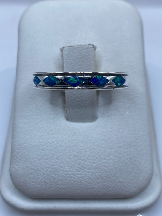 Anillo de plata .950 con ópalo de fuego azul en estuche blanco, vista frontal
