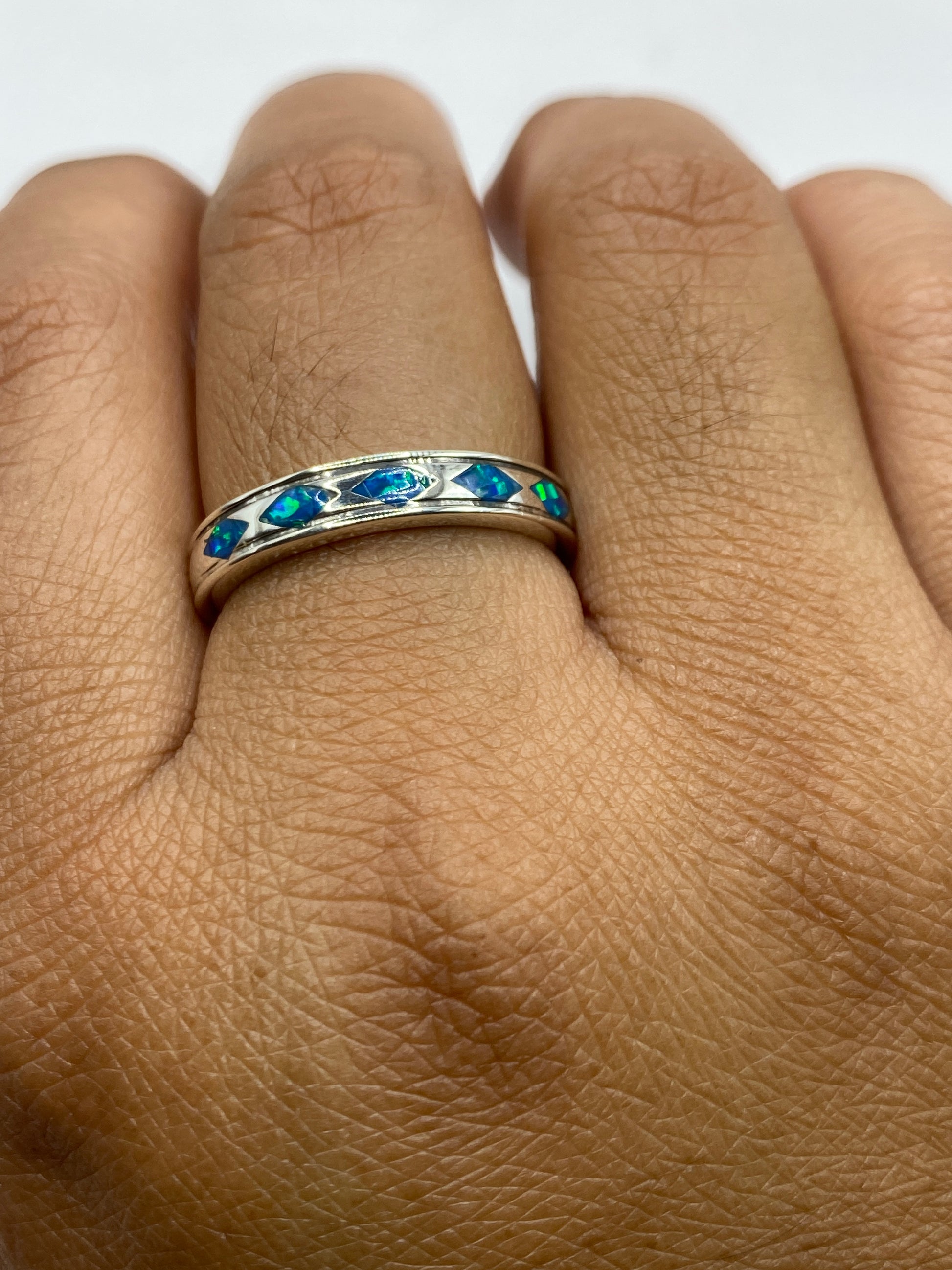 Anillo de plata .950 con sello MEXICO, mostrando la banda pulida y el ópalo en luz natural