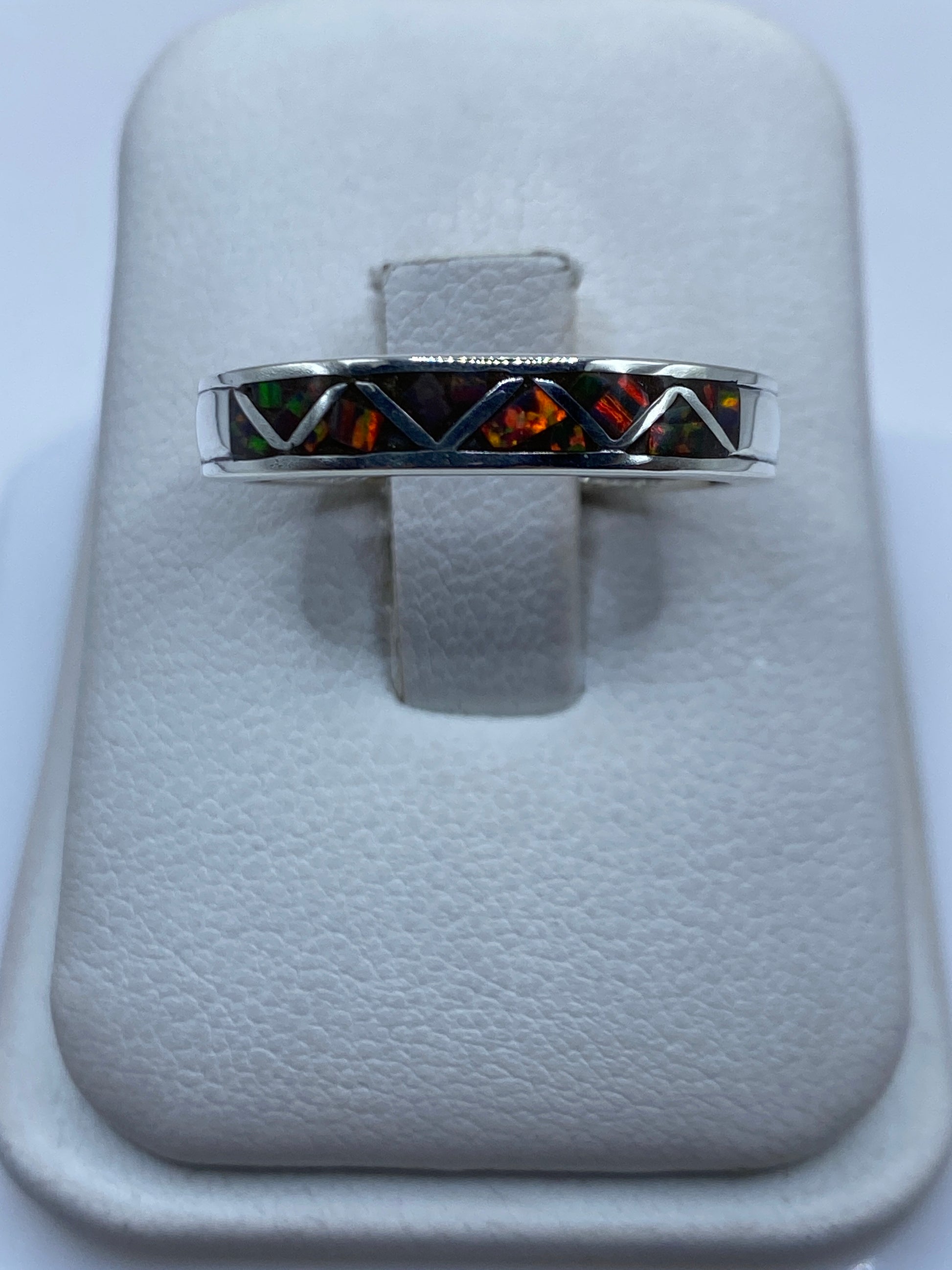 Anillo de plata .950 con ópalo de fuego multicolor en estuche blanco
