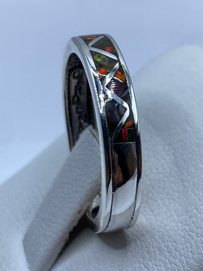 Anillo geométrico en plata .950 visto desde el costado, diseño facetado