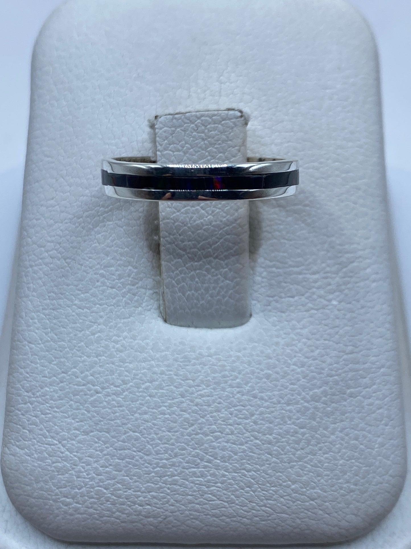 Anillo de plata .950 con ópalo de fuego multicolor sobre banda pulida