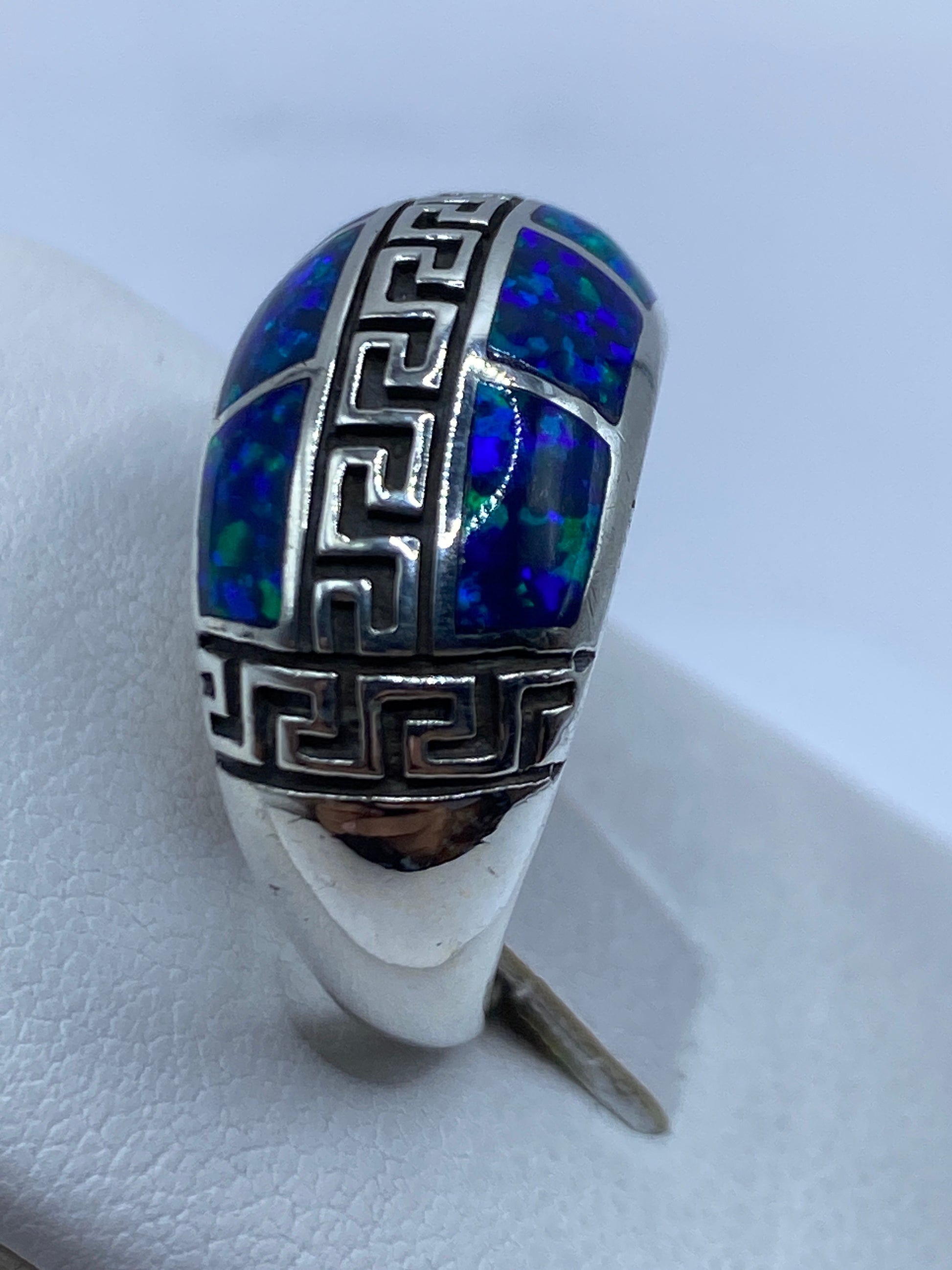 Detalle lateral del anillo con grecas prehispánicas y engaste de plata del ópalo