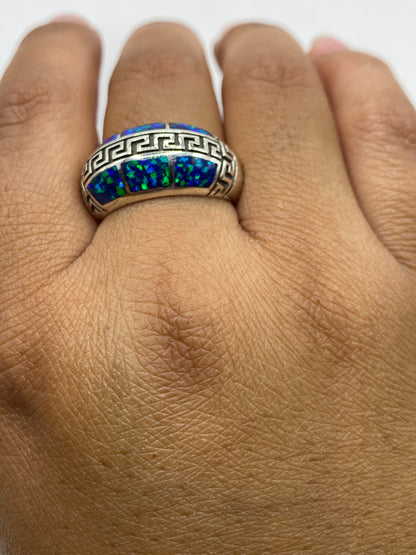 Anillo sobre superficie gris mostrando peso de 7.7 gramos y sello .950 MEXICO en el interior