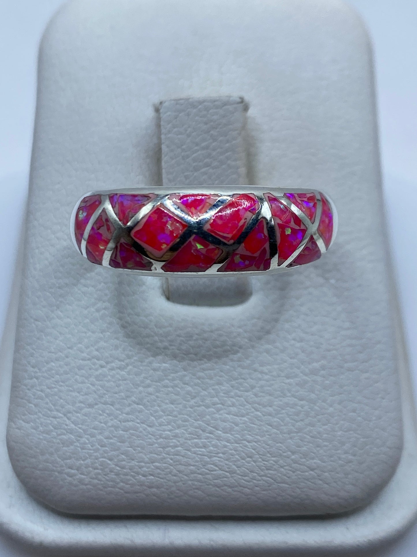Anillo de plata .950 con ópalo de fuego rosa sobre estuche blanco mostrando el juego de color natural
