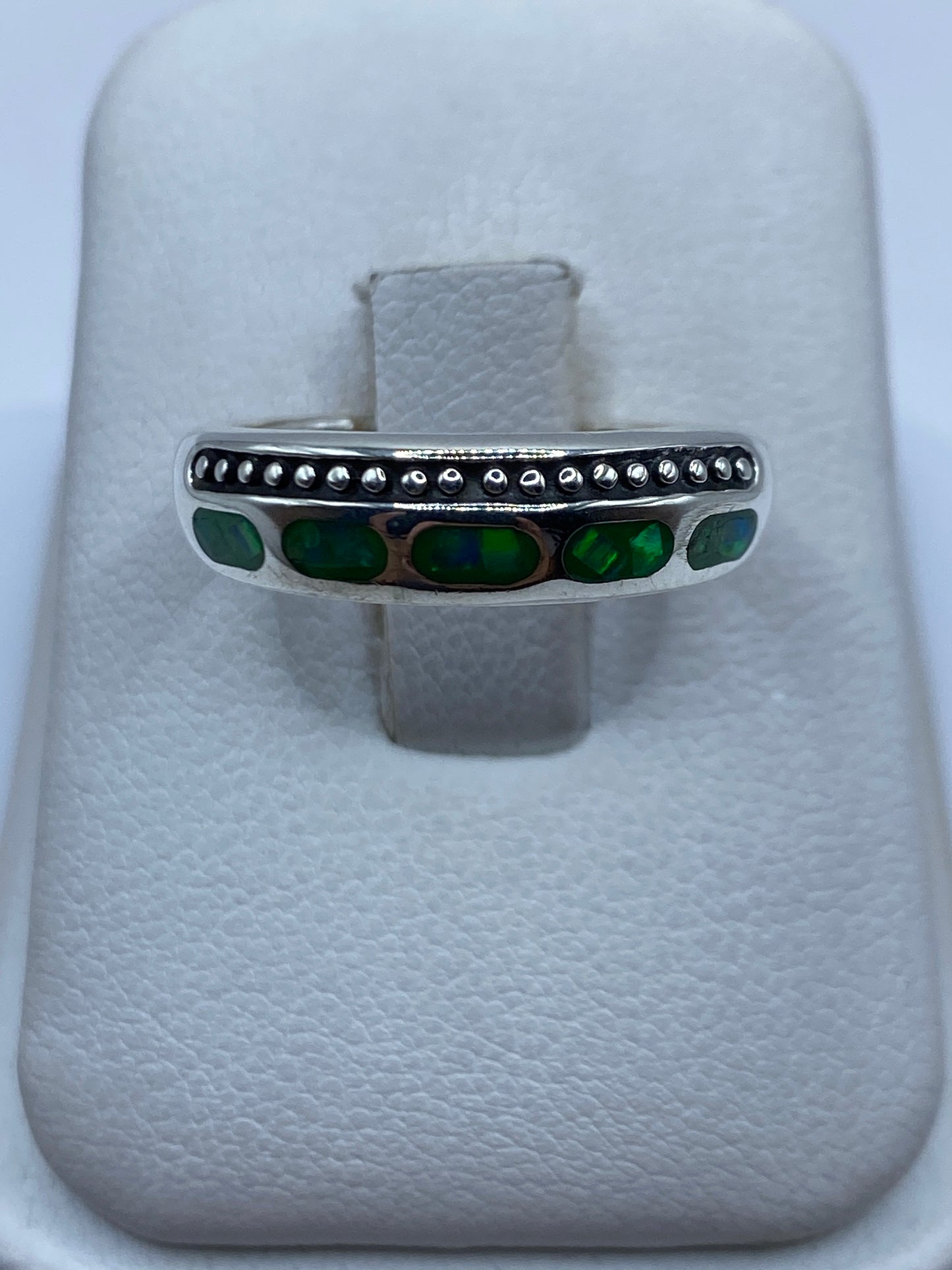 Anillo de plata .950 con ópalo de fuego verde limón en caja de presentación blanca