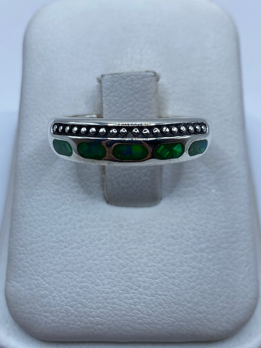 Anillo de plata .950 con ópalo de fuego verde limón en caja de presentación blanca