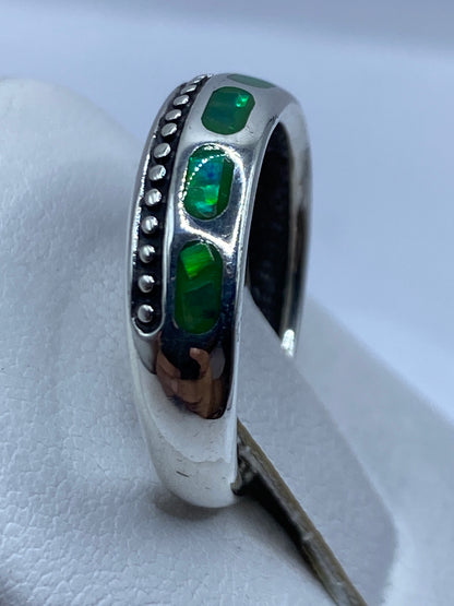 Detalle cercano del engaste del ópalo de fuego en plata .950, con acabado artesanal