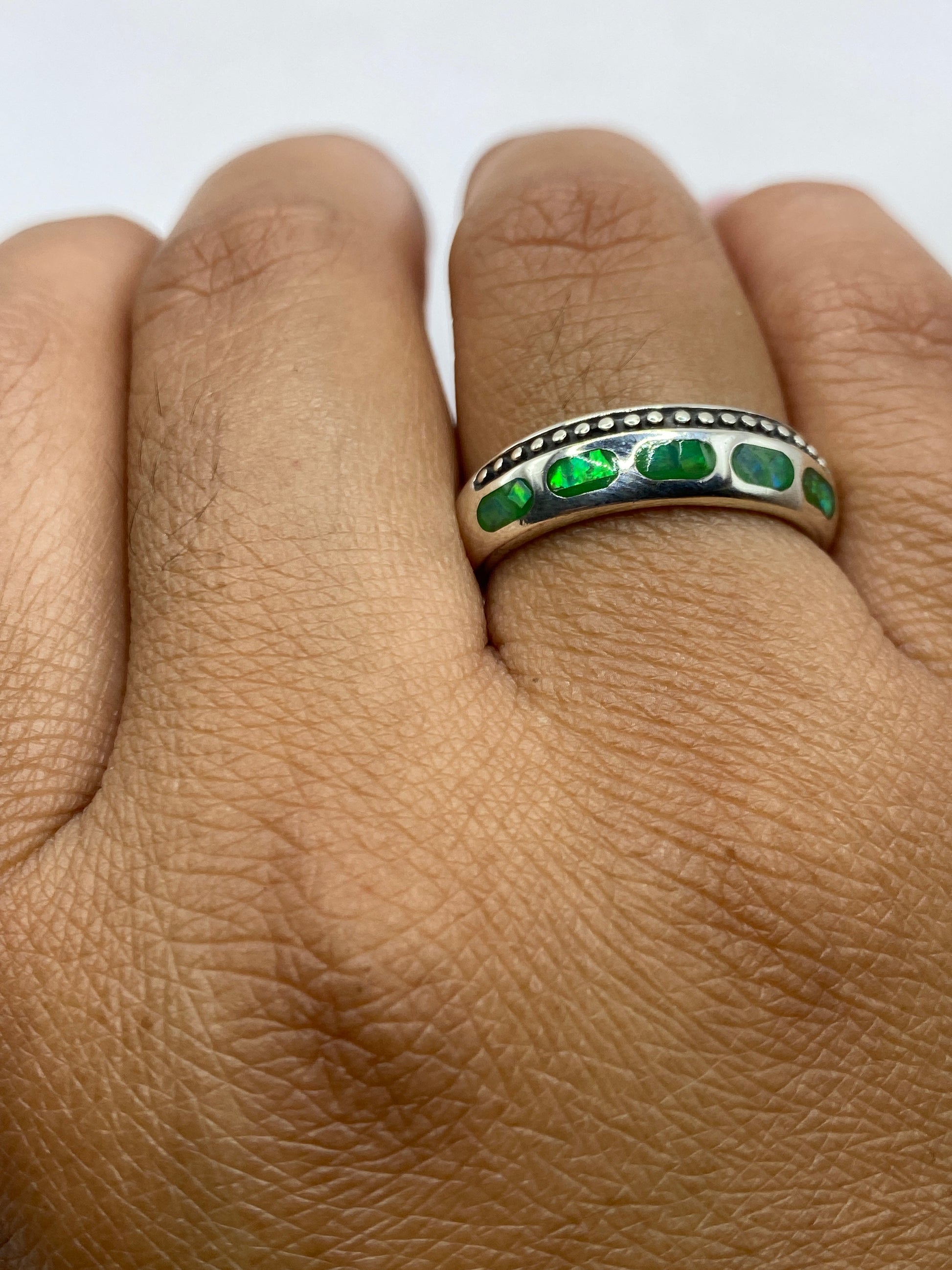 Anillo en dedo masculino mostrando el brillo natural del ópalo verde limón