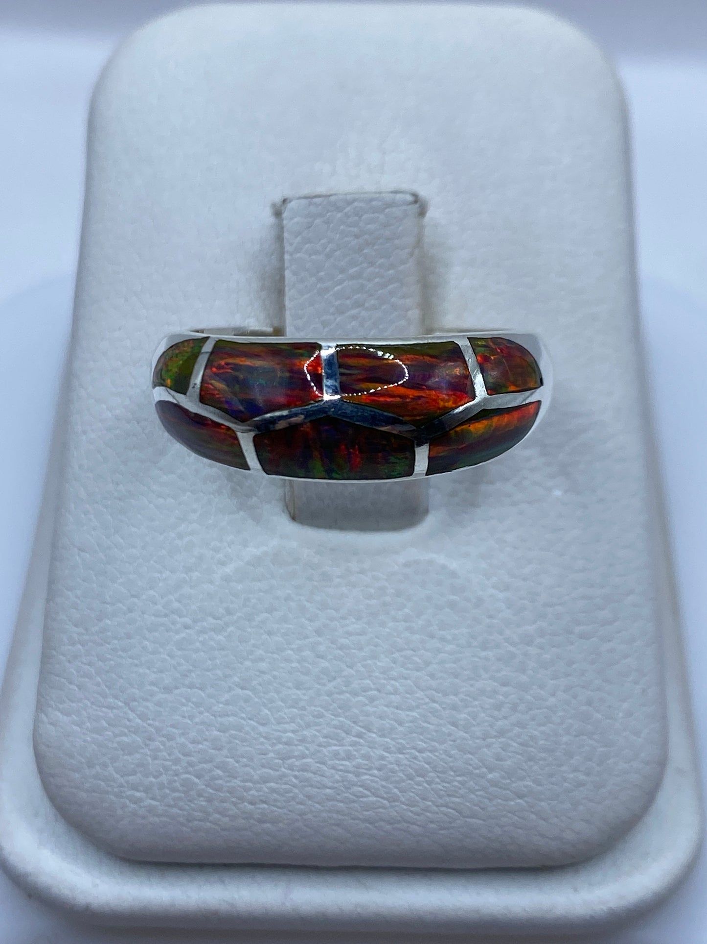 Anillo de plata .950 con ópalo de fuego multicolor que muestra rojos, naranjas y verdes