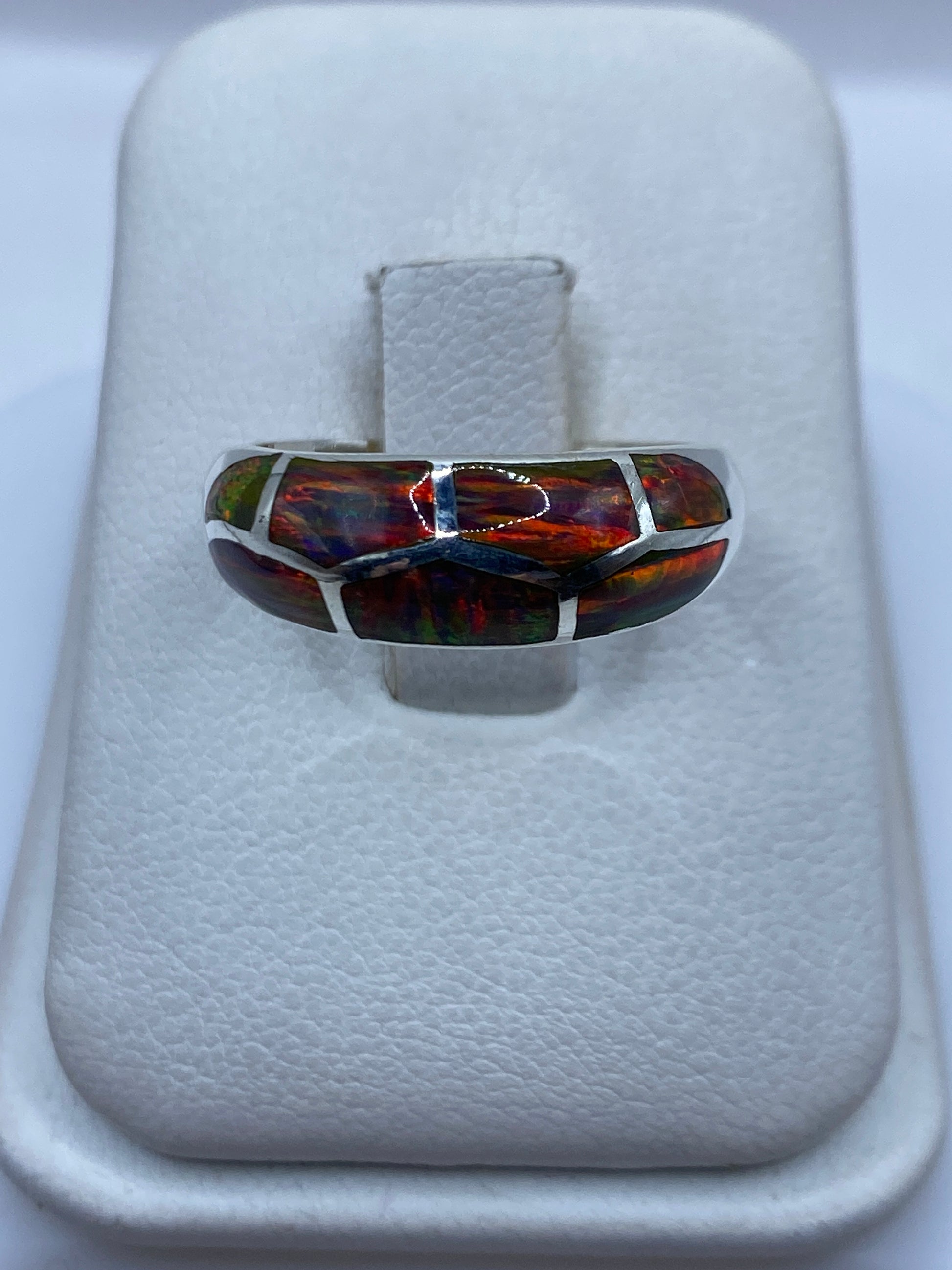 Anillo de plata .950 con ópalo de fuego multicolor que muestra rojos, naranjas y verdes