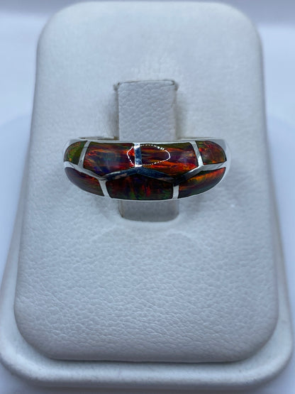 Anillo de plata .950 con ópalo de fuego multicolor que muestra rojos, naranjas y verdes