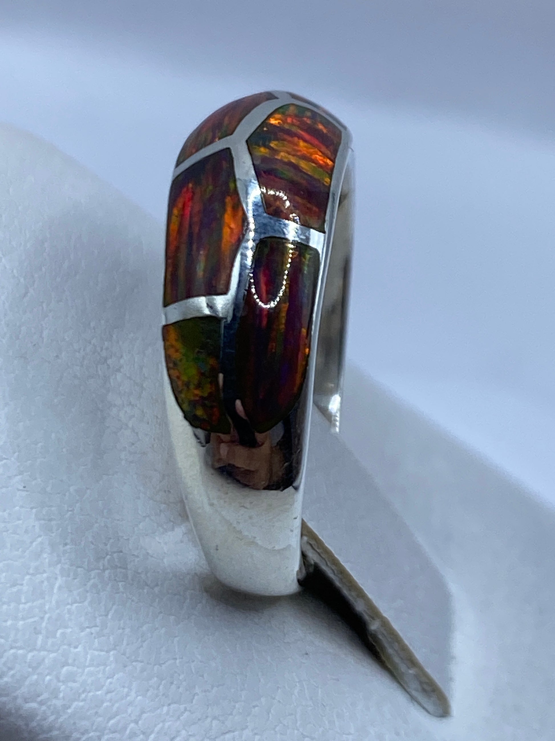 Anillo de ópalo en plata .950 visto desde el lateral, talla 7