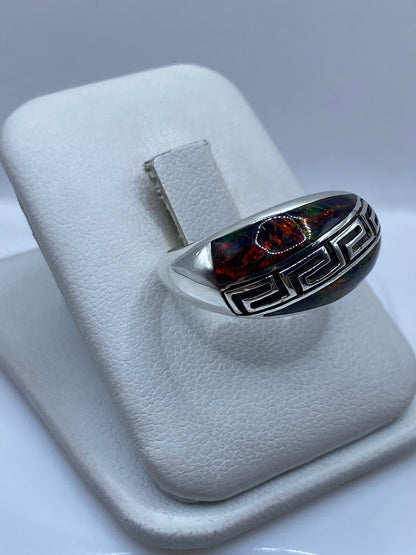 Detalle del juego de colores del ópalo natural — fuego rojo y azul en anillo de Taxco
