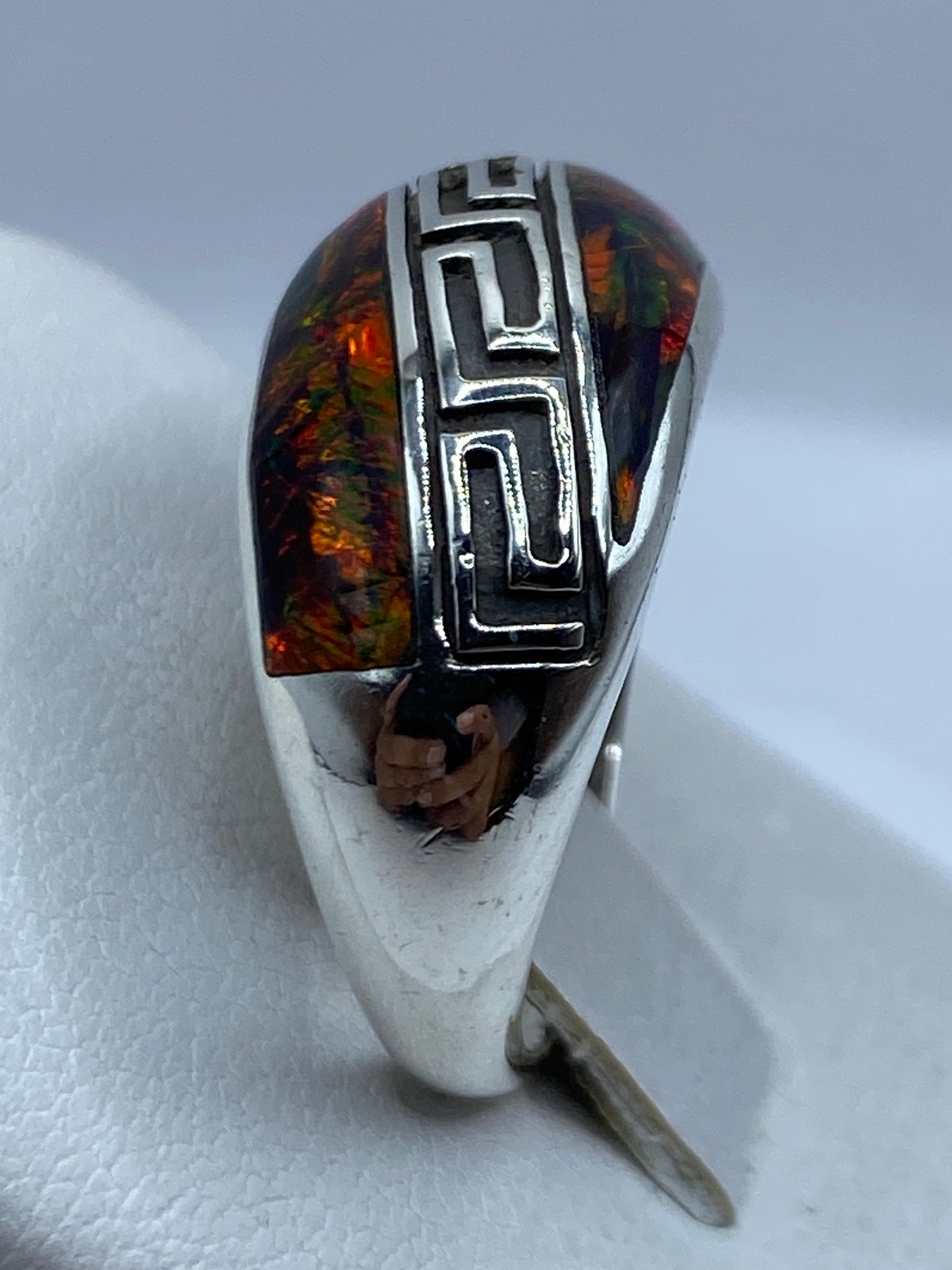 Anillo étnico prehispánico en plata .950 mostrando la greca tallada a mano