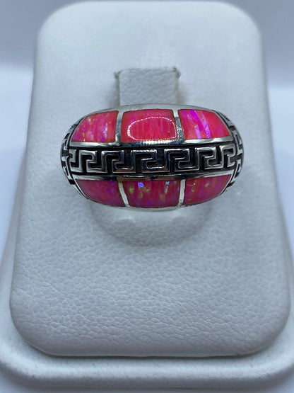 Anillo de plata .950 con ópalo de fuego rosa en frente, grecas talladas en los laterales