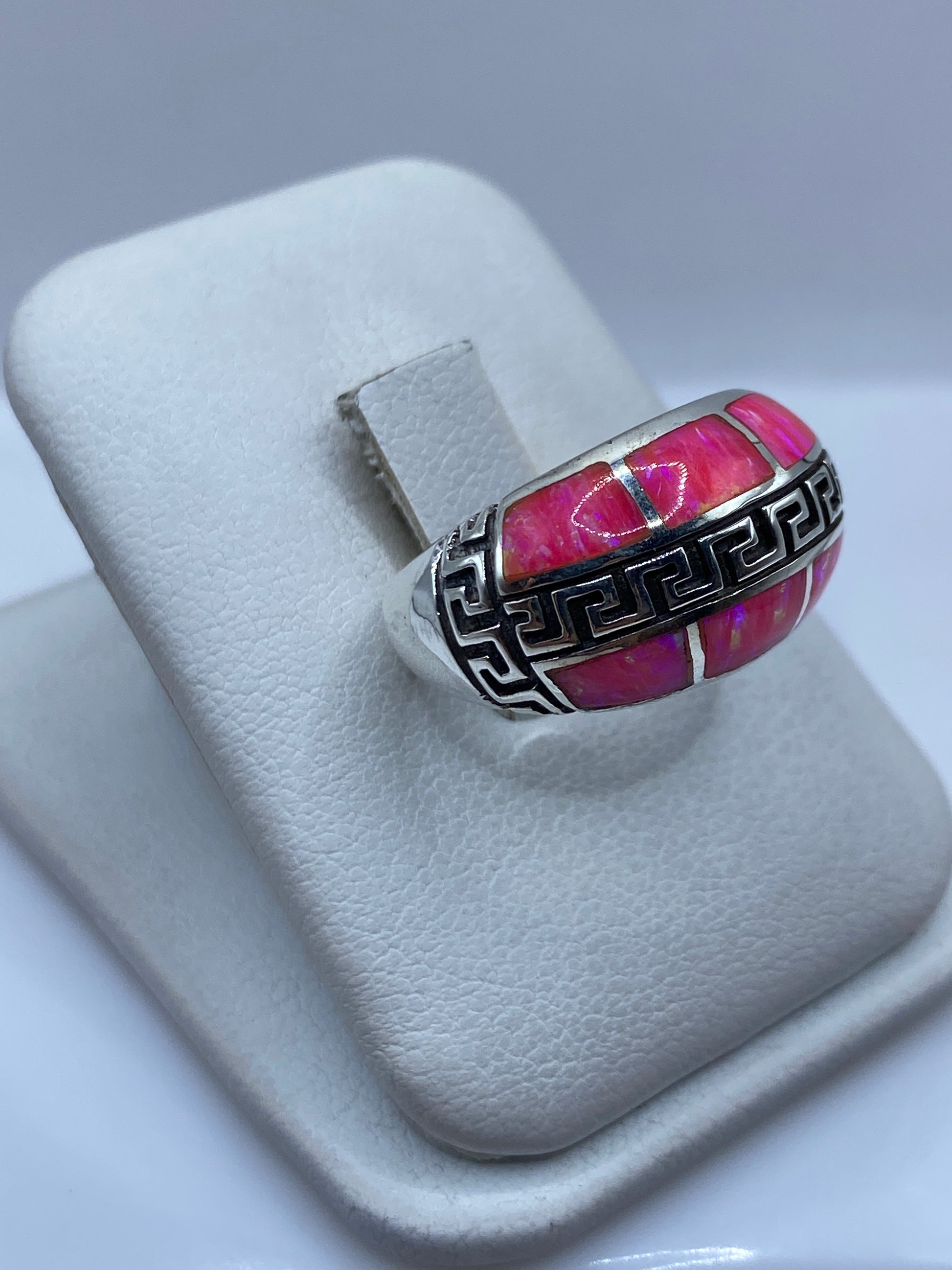 Detalle del ópalo rosa con juego de colores naranja y dorado en anillo Taxco