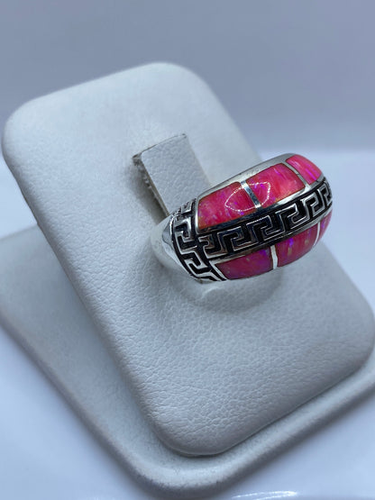 Detalle del ópalo rosa con juego de colores naranja y dorado en anillo Taxco
