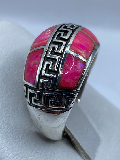 Anillo de ópalo de fuego en la mano, mostrando brillo natural de la piedra