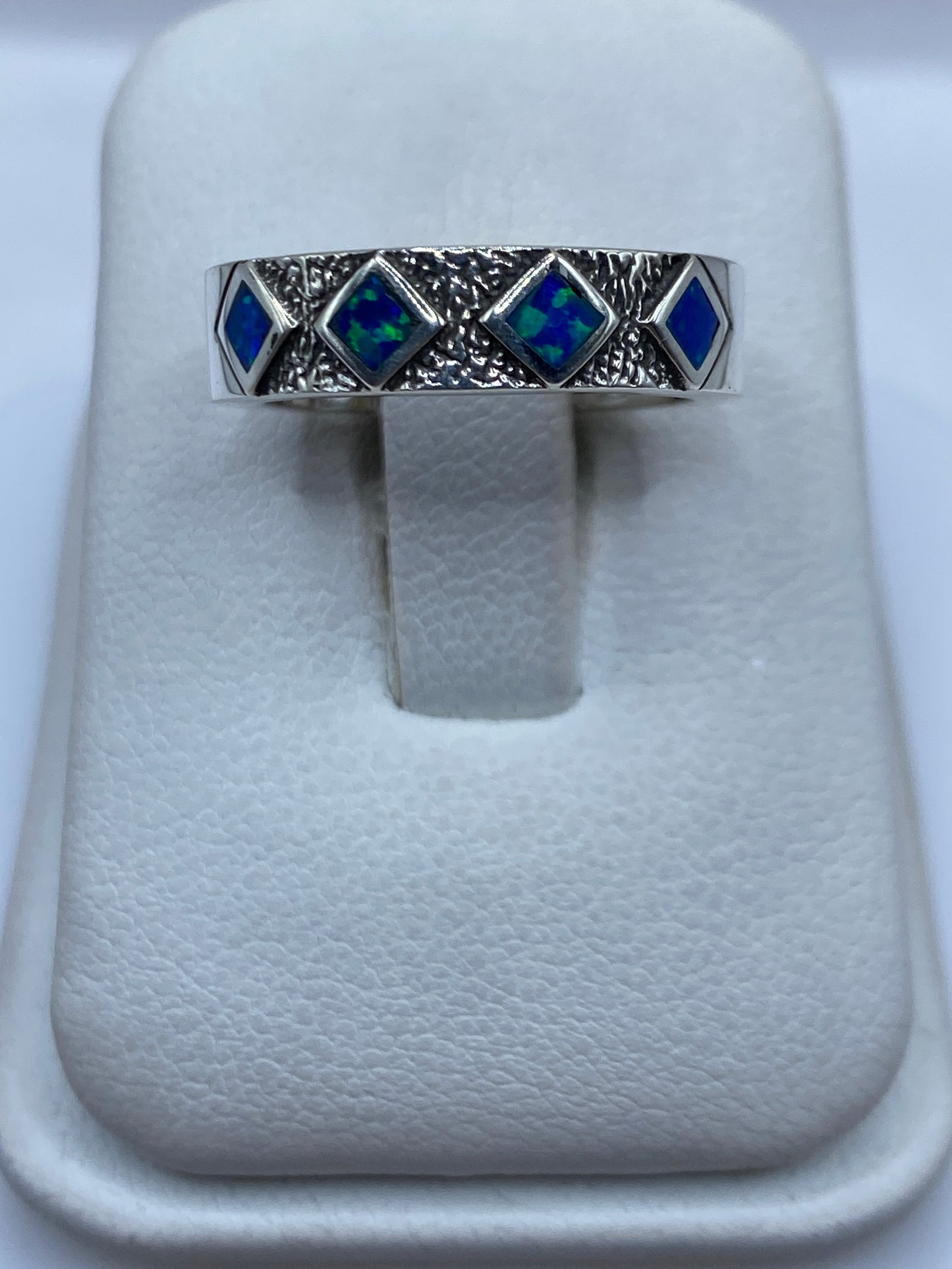 Anillo de plata .950 con ópalo de fuego azul engastado en textura artesanal, vista frontal
