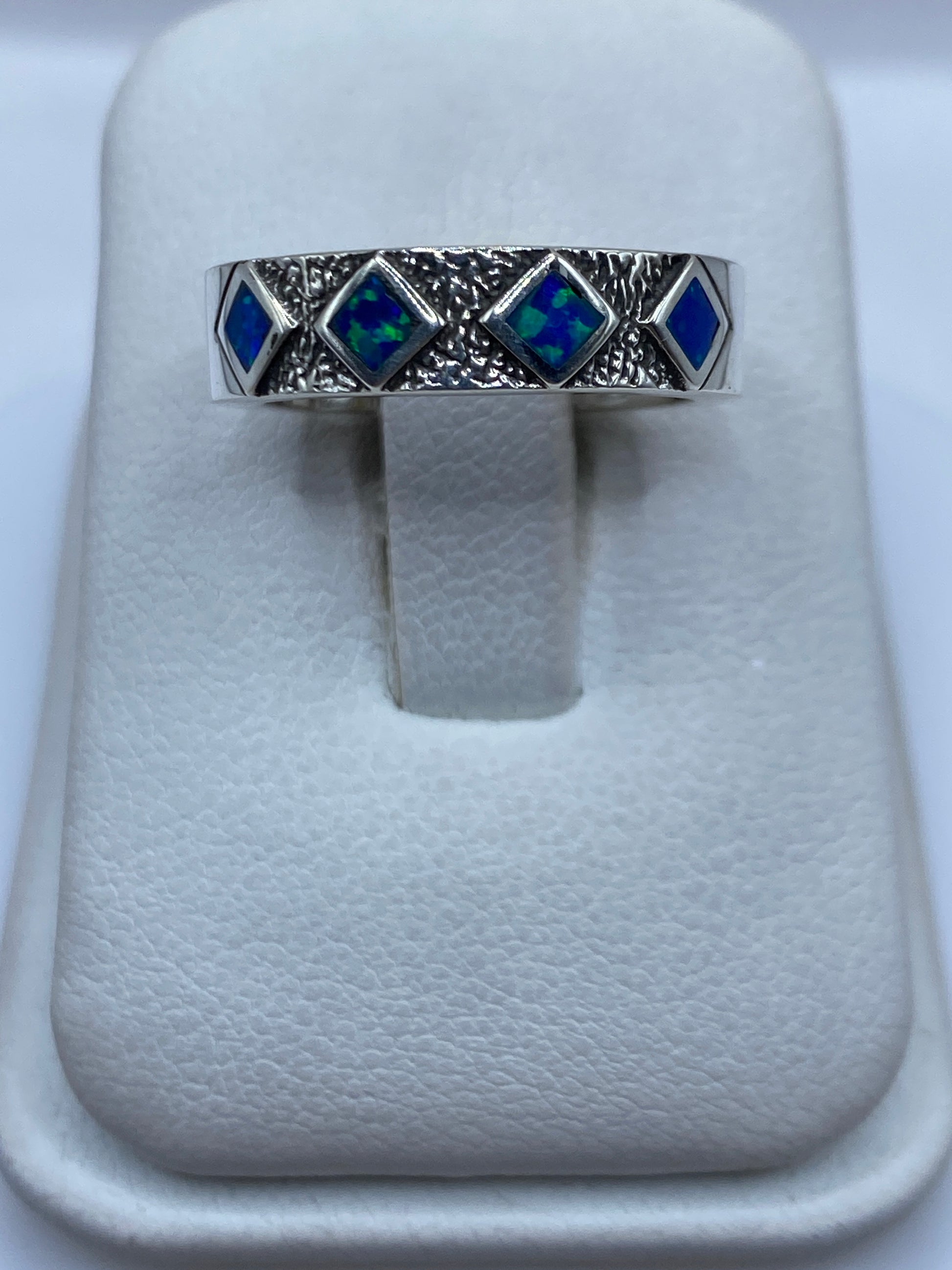 Anillo de plata .950 con ópalo de fuego azul engastado en textura artesanal, vista frontal