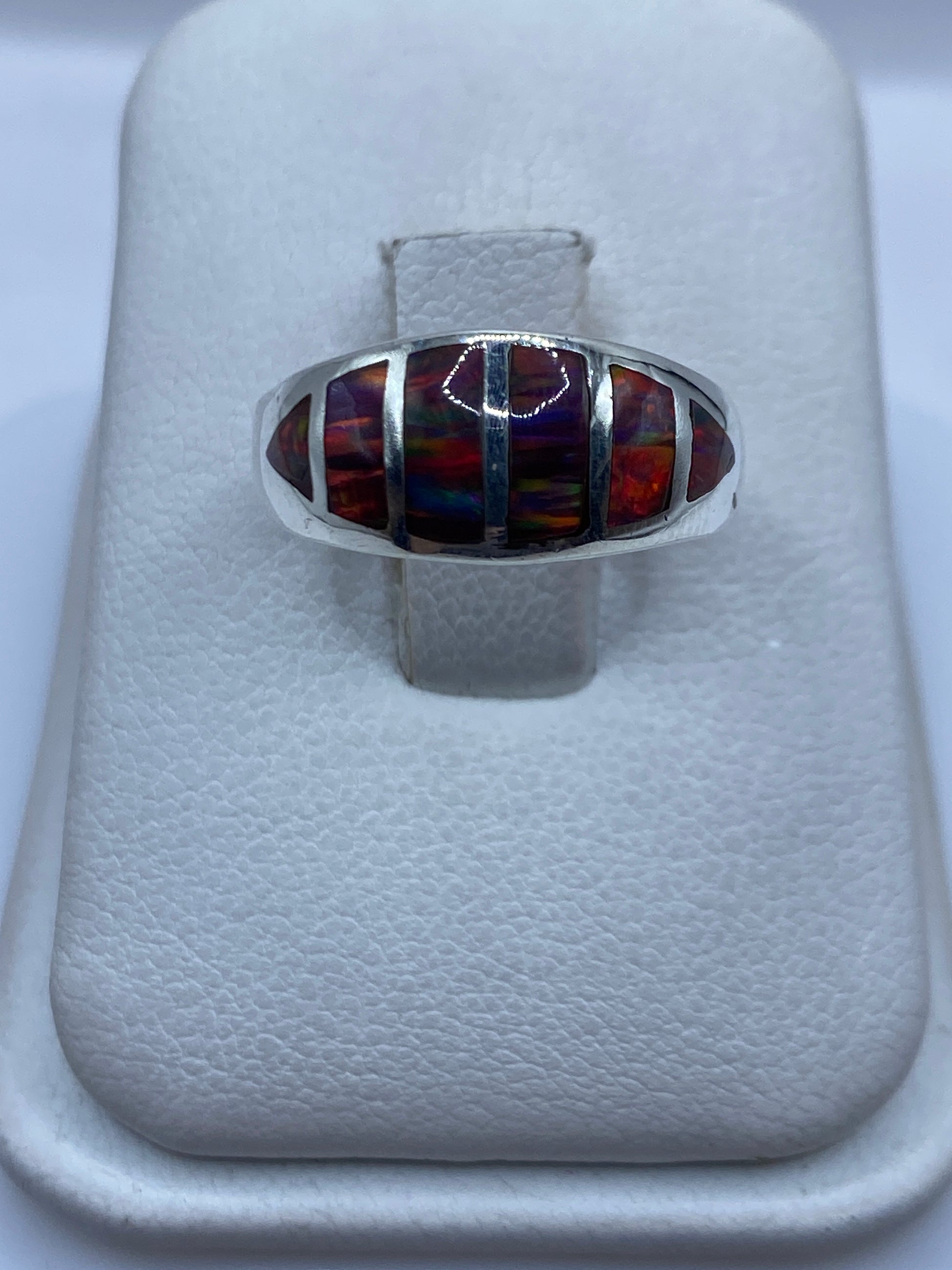 Anillo de plata .950 con ópalo de fuego multicolor en estuche blanco