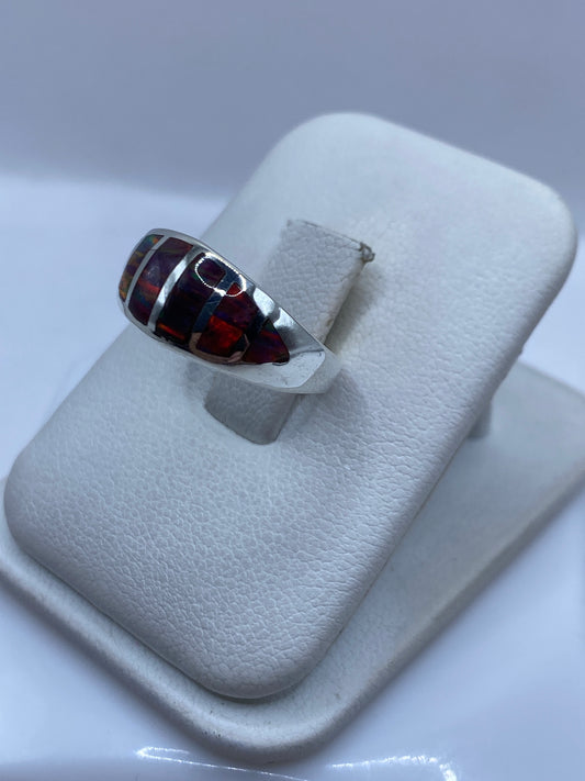 Detalle del ópalo de fuego mostrando reflejos rojos, naranjas y verdes