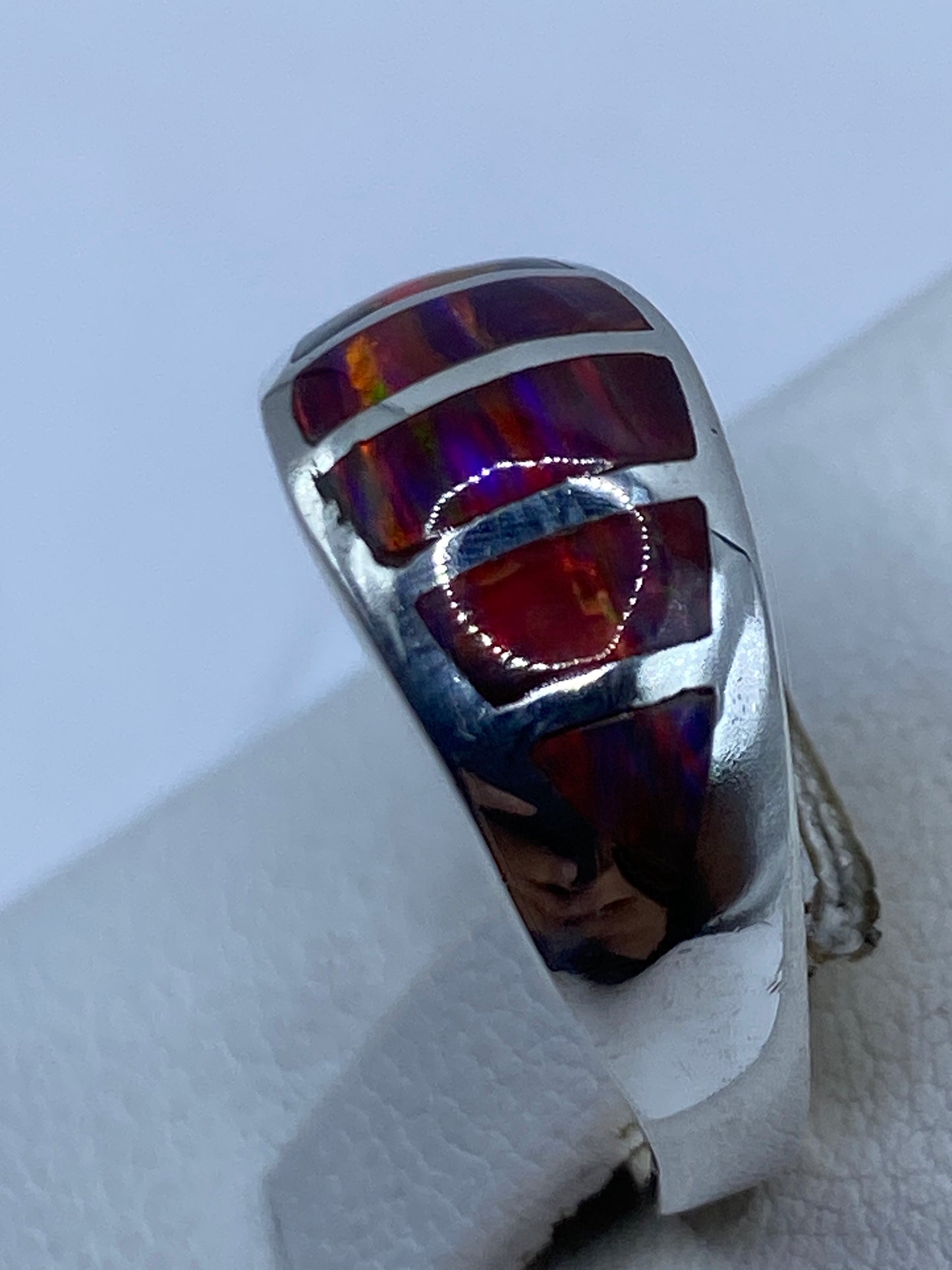 Anillo con ópalo de fuego en la mano mostrando el fuego natural de la piedra