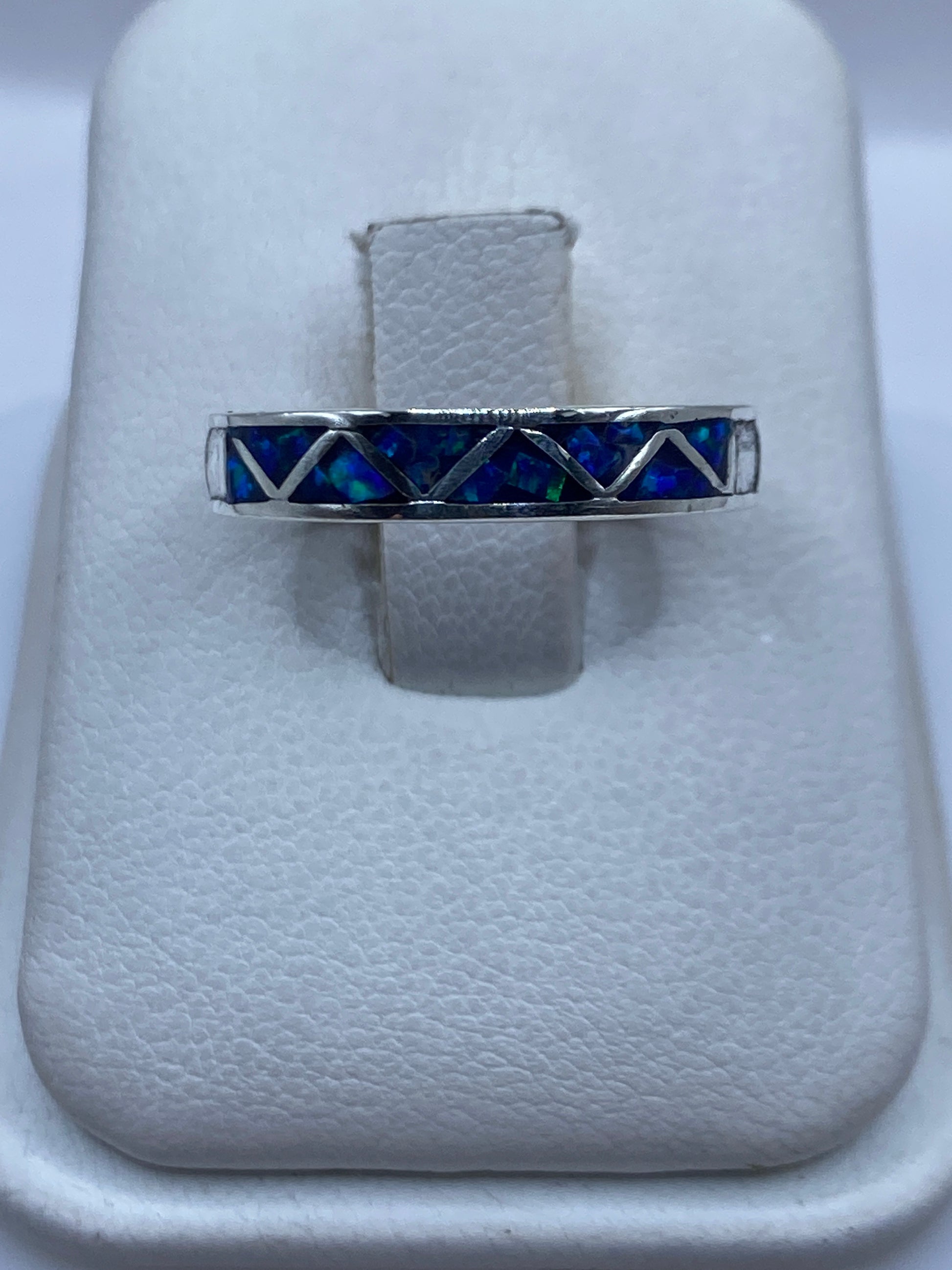 Anillo de plata con ópalo de fuego azul y diseño geométrico en estuche blanco