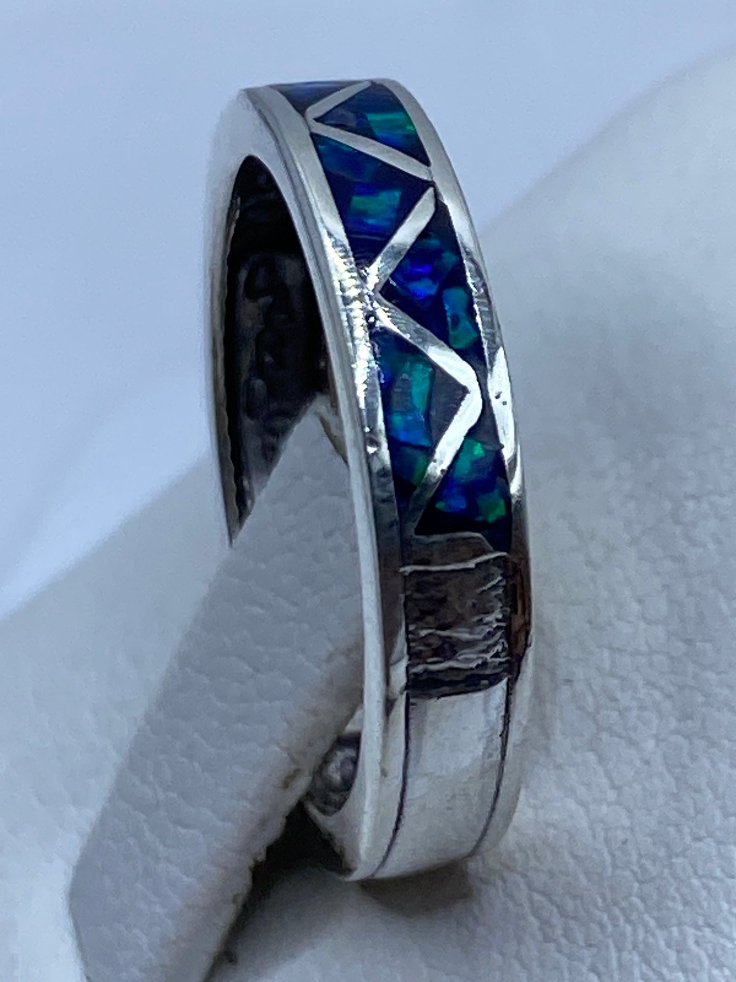 Detalle del ópalo azul con destellos verdes en el anillo de plata .925
