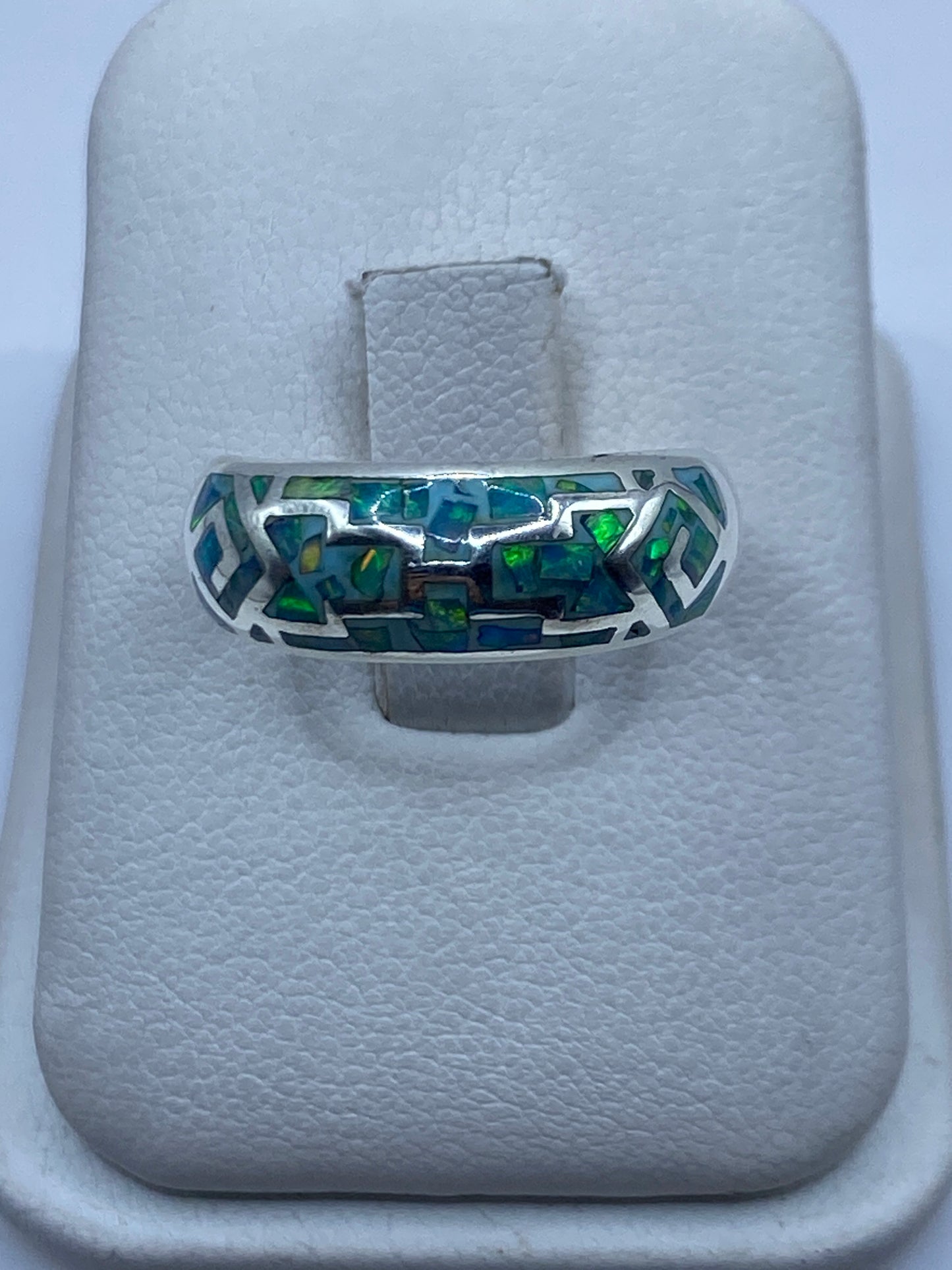 Anillo de plata .950 con ópalo de fuego azul cielo en engaste geométrico modular