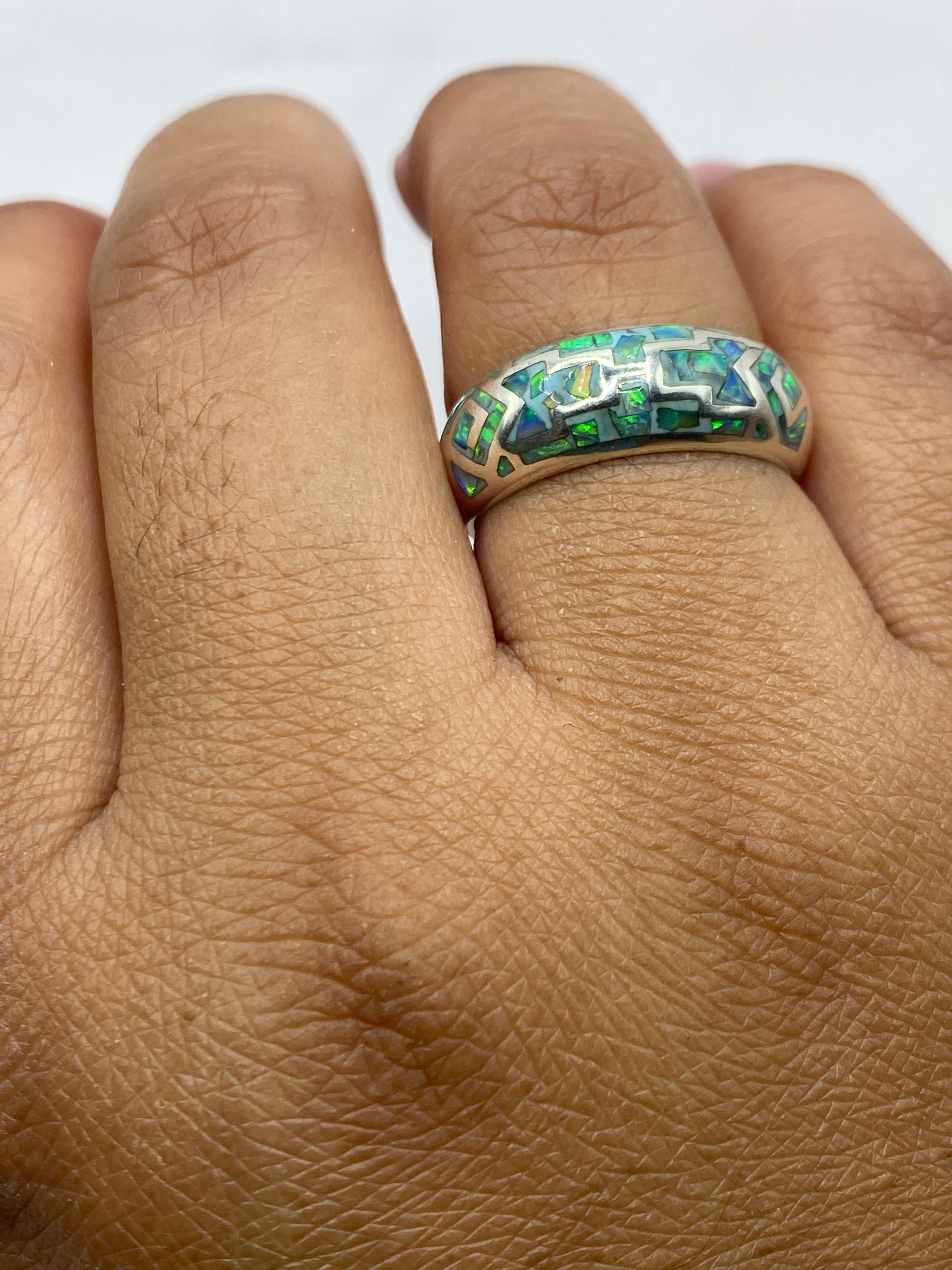 Anillo sobre fondo gris mostrando el sello 950 MEXICO en la banda