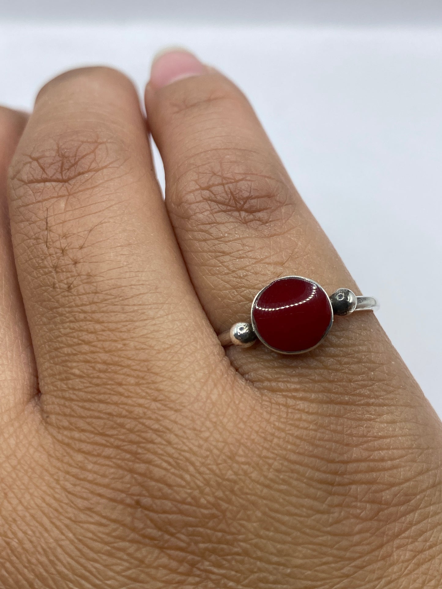 Anillo de plata .950 en dedo de mujer mostrando diseño minimalista