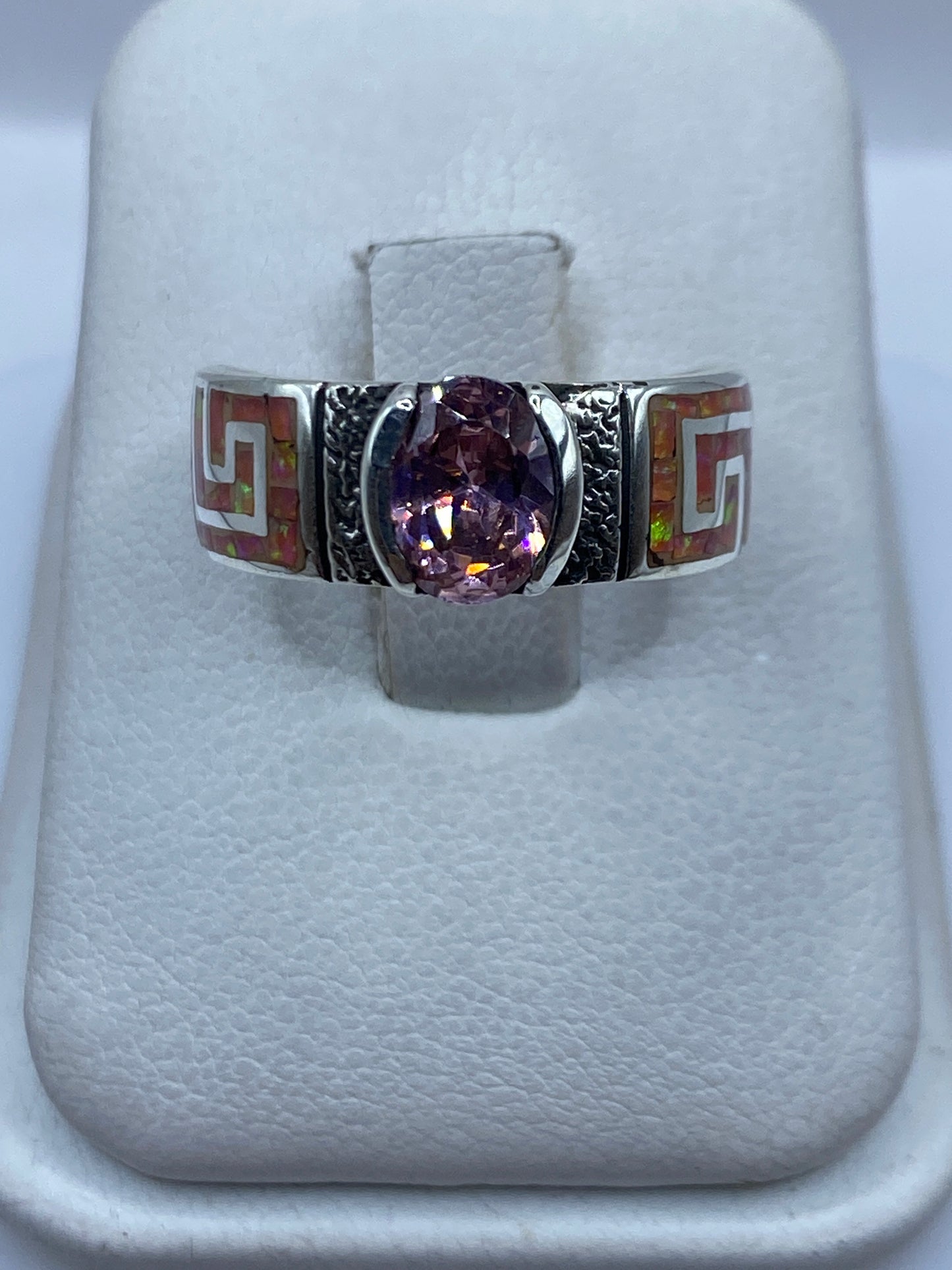 Anillo de plata .950 con ópalo de fuego rosa en estuche blanco, vista frontal