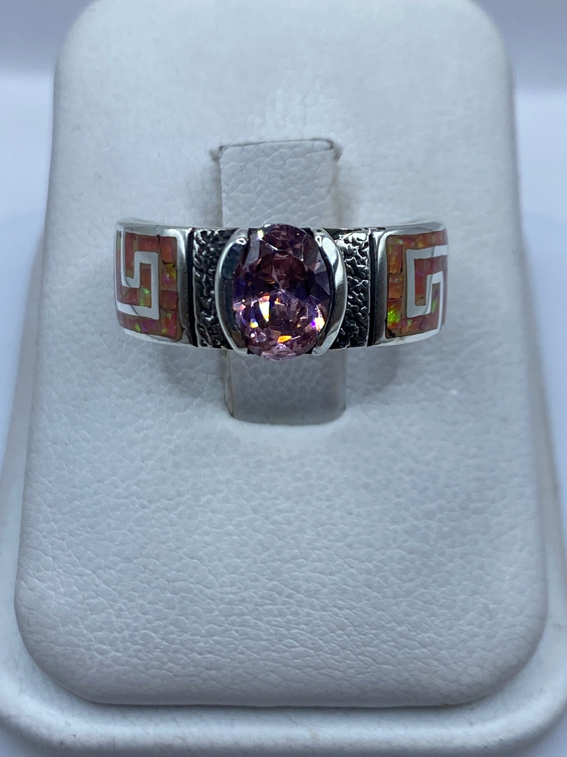 Anillo de plata .950 con ópalo de fuego rosa en estuche blanco, vista frontal