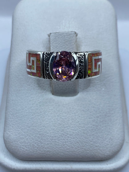 Anillo de plata .950 con ópalo de fuego rosa en estuche blanco, vista frontal