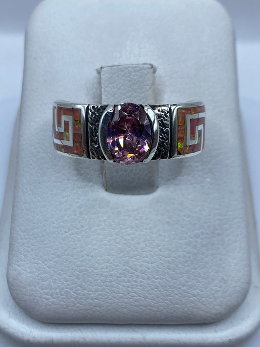 Anillo de plata .950 con ópalo de fuego rosa en estuche blanco, vista frontal