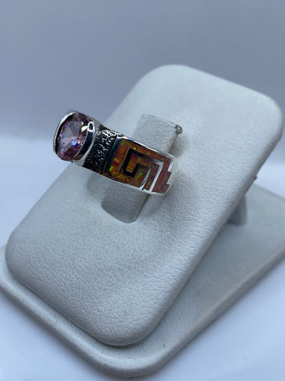 Lateral del anillo étnico mostrando texturas prehispánicas y engaste pulido