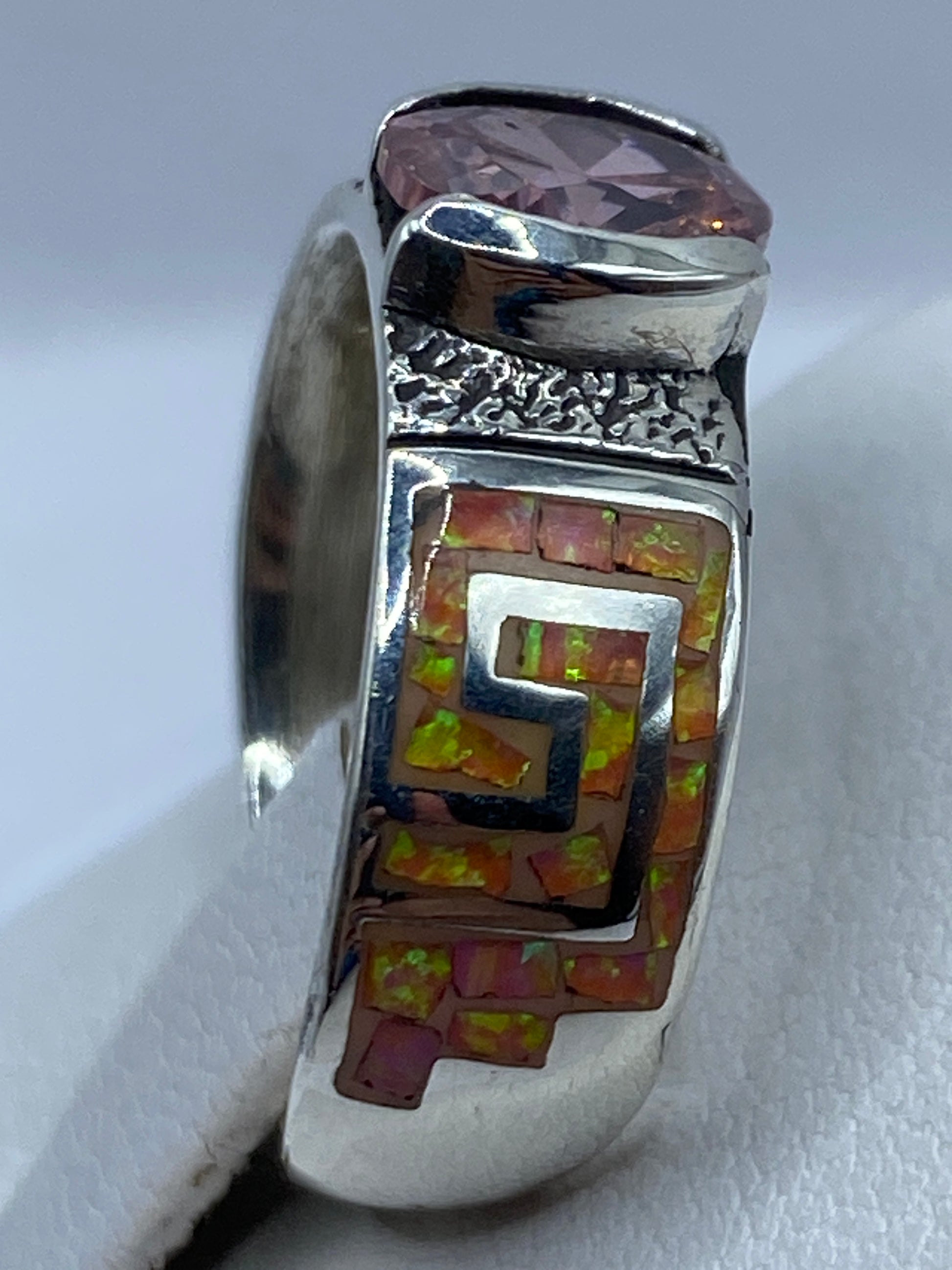 Detalle del ópalo de fuego rosa con juego de luz y colores naturales