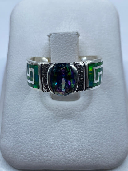 Anillo de plata .950 con ópalo de fuego verde en caja blanca de presentación