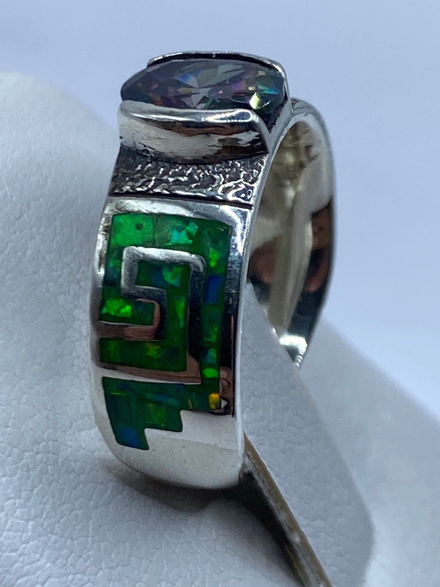 Anillo étnico de perfil revelando el tallado en texturas de la banda de plata