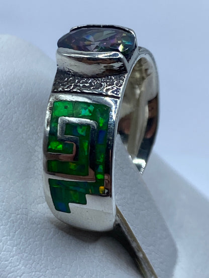 Anillo étnico de perfil revelando el tallado en texturas de la banda de plata