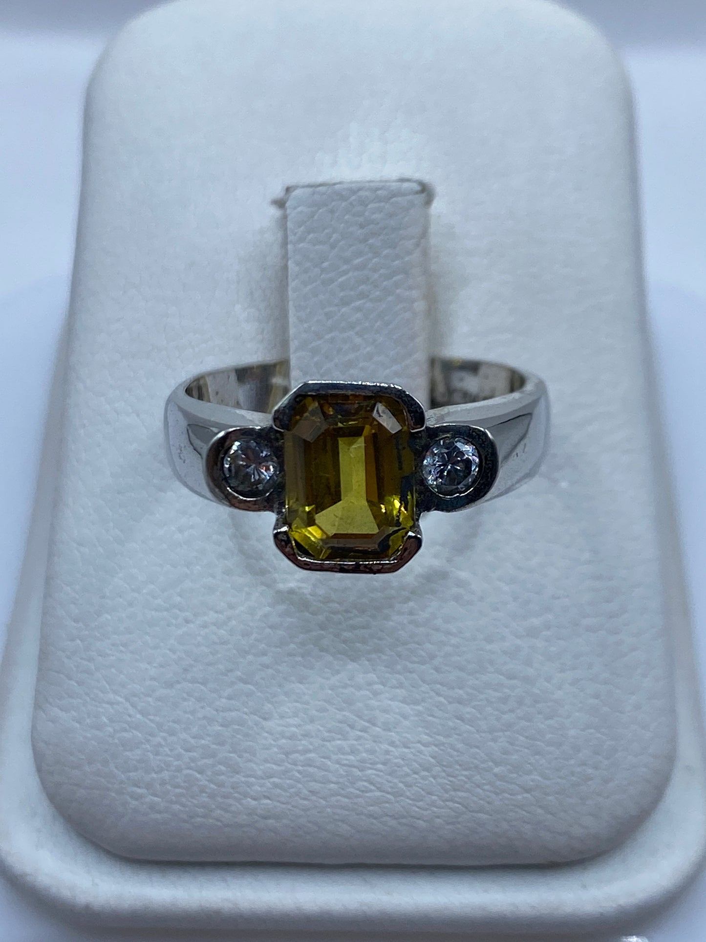 Anillo solitario de plata con circonia amarilla brillante en forma de cojín