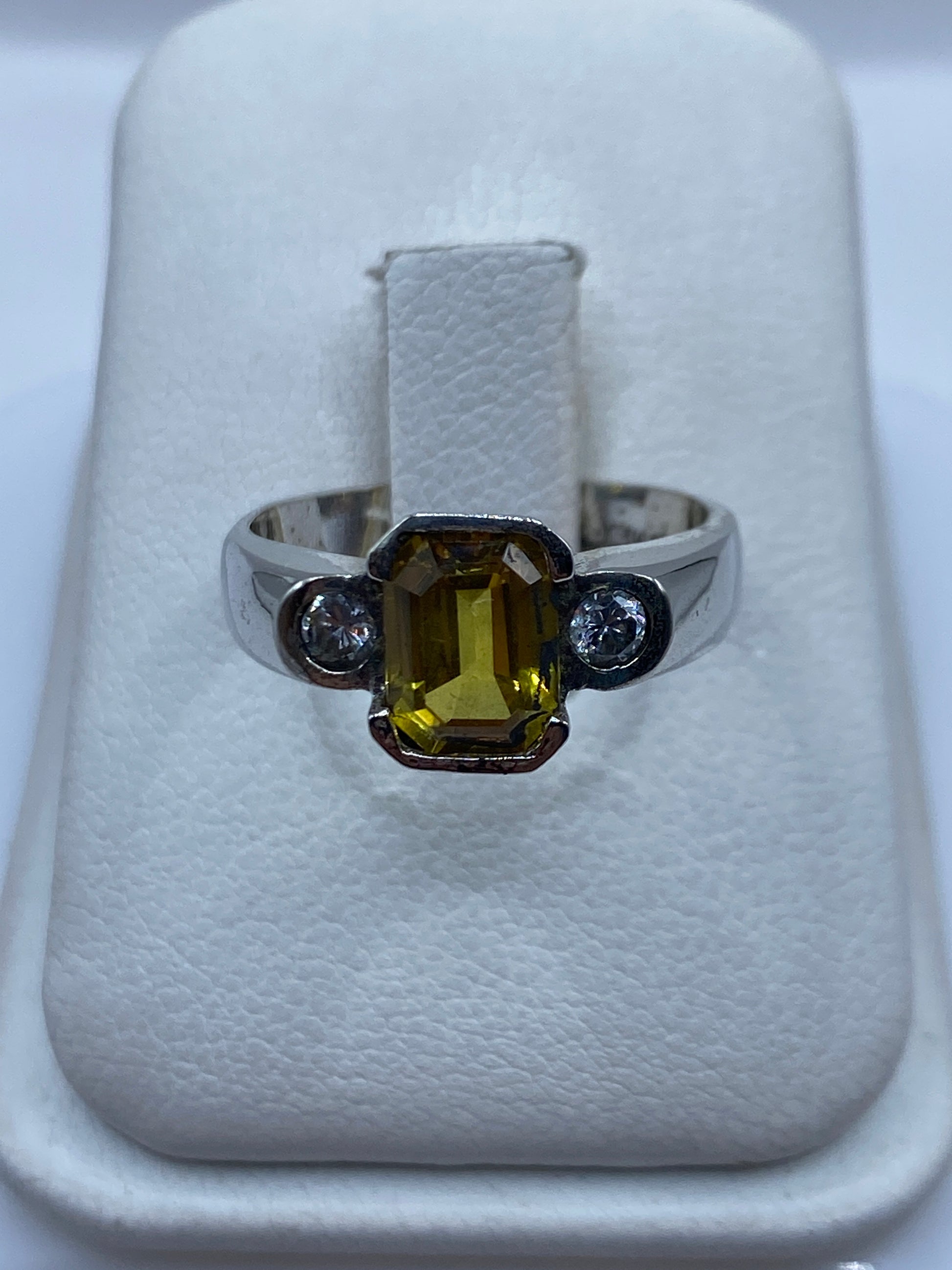 Anillo solitario de plata con circonia amarilla brillante en forma de cojín