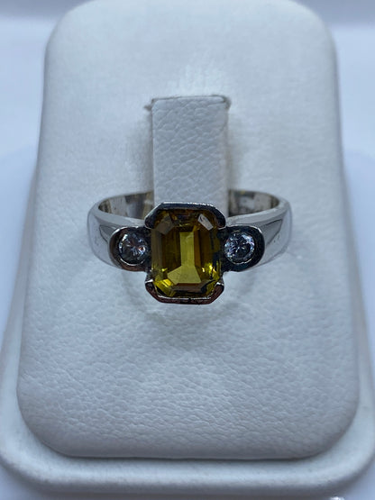 Anillo solitario de plata con circonia amarilla brillante en forma de cojín