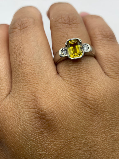 Detalle del sello .925 y la circonia amarilla facetada en anillo de Taxco