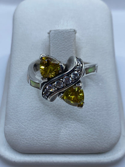 Anillo de plata circonia amarilla asimétrico en mano de mujer, mostrando brillo y facetas