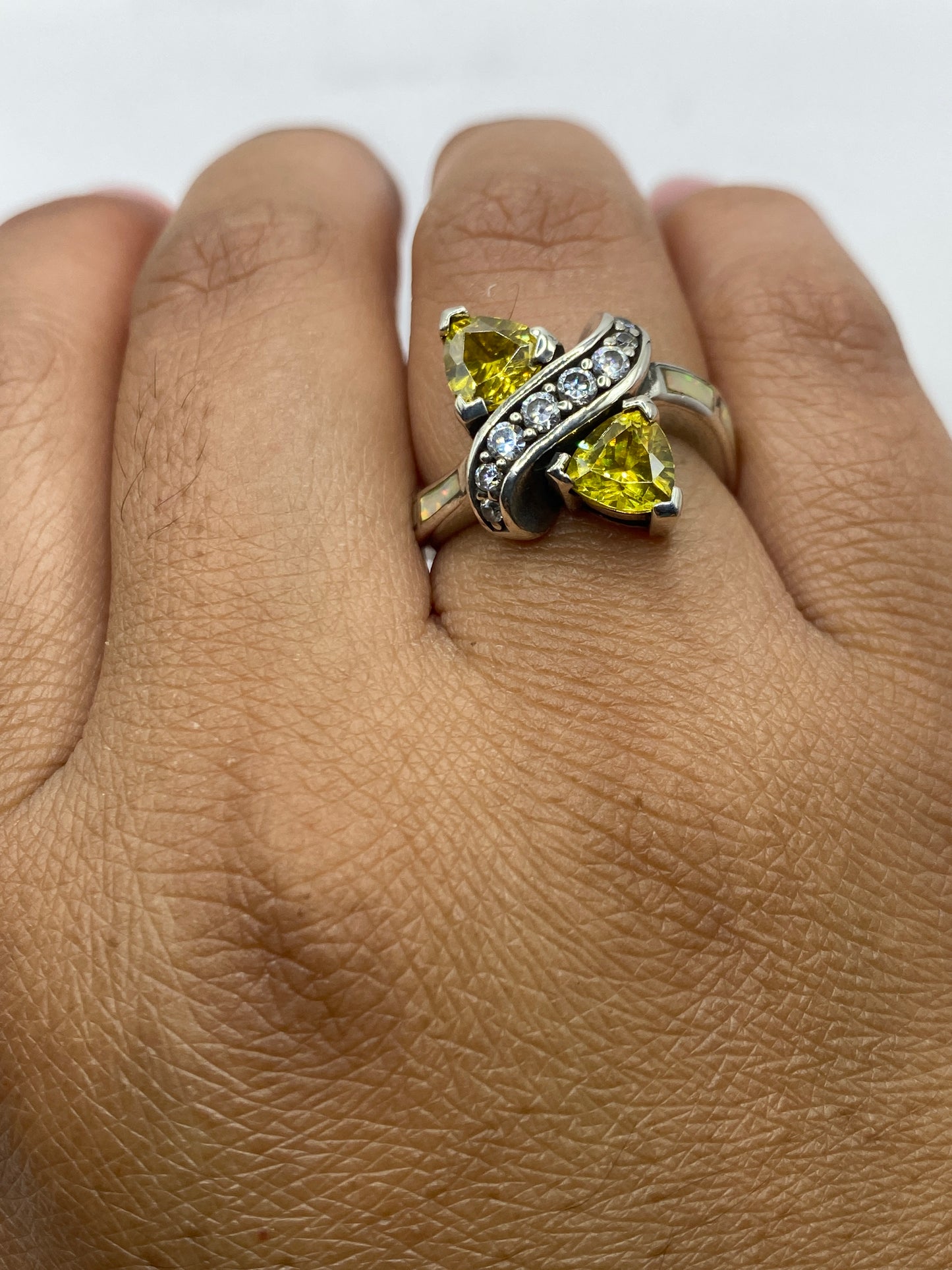 Anillo completo sobre fondo blanco mostrando sello 925 y diseño asimétrico