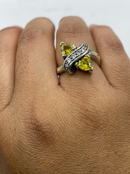 Anillo completo sobre fondo blanco mostrando sello 925 y diseño asimétrico