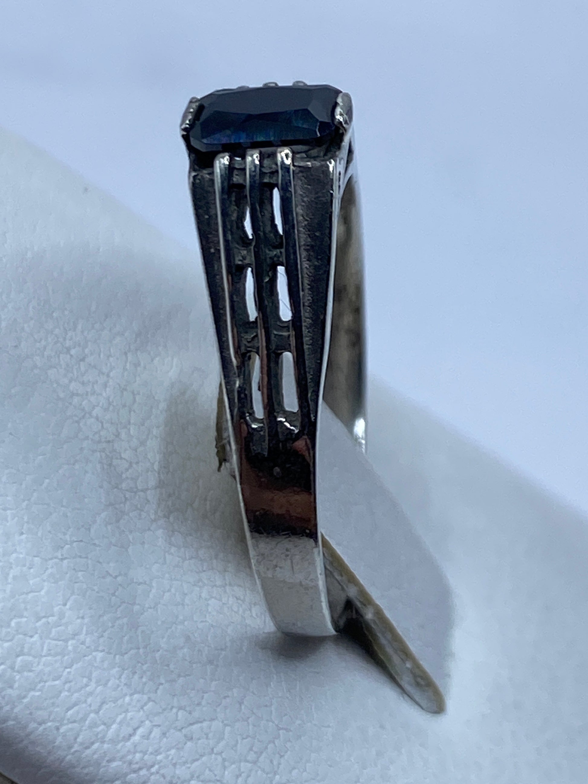 Anillo solitario de plata en mano de mujer, brillante y elegante